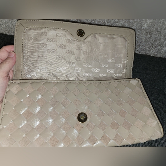 Preowned Michael Kors‎ texture weaved Clutch - Picture 8 of 14